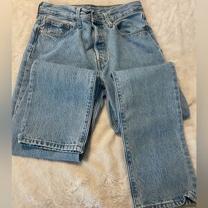 Levi’s 501 Jeans
28Wx32L
Button snap